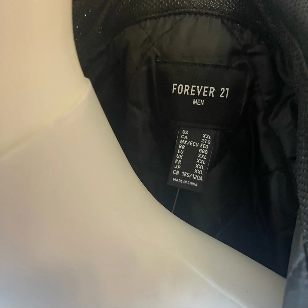 Black Metallic Snap-Button Shacket
Size xxl
For Men 
New
Brand is Forever 21 - Picture 11 of 11